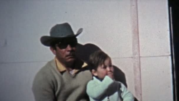 Τα παιδιά του δρόμου που κρέμεται με τον μπαμπά και άλλα παιδιά — Αρχείο Βίντεο
