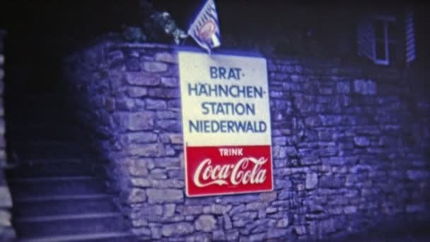 Coca-Cola-Zeichen und europäischer Versand und Vertrieb — Stockvideo