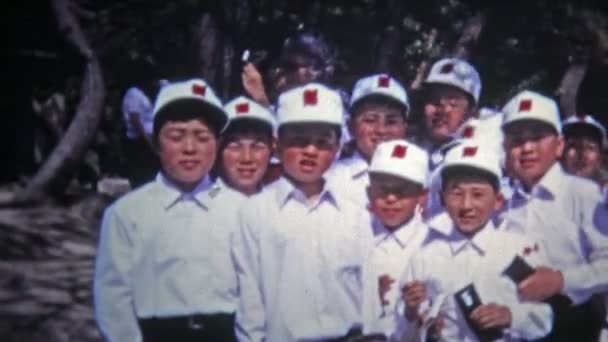 Japanse school jongens zwaaiend afscheid naar leraar van deviezen — Stockvideo