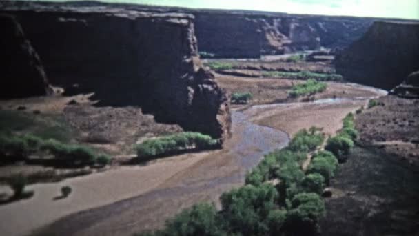 Pomnik narodowy Canyon de Chelly rodzimych ziem z domów wbudowanych w klify — Wideo stockowe