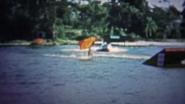 Водные лыжники летом — стоковое видео