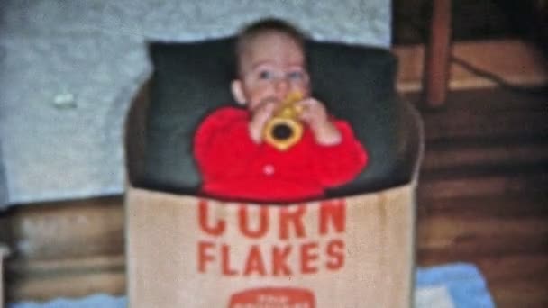 Bebê jogando em Kelloggs Corn Flakes caixa — Vídeo de Stock