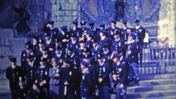 Policía francesa bendecida durante la ceremonia en la iglesia — Vídeos de Stock