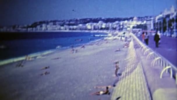 Sul da França cena praia jovens se divertindo — Vídeo de Stock