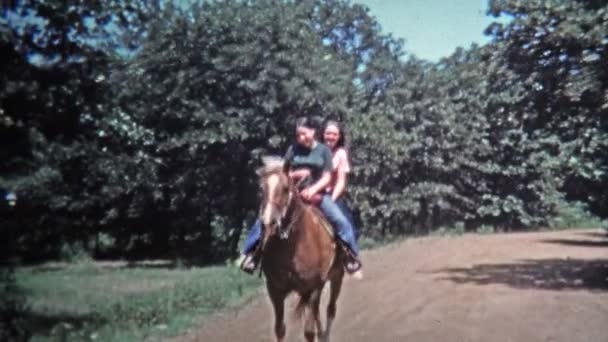 Dziewczyn jazda konia zwolnionym tempie brawurowa — Wideo stockowe