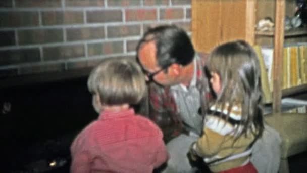 Abuelo enseñando a los niños acerca de la seguridad chimenea — Vídeo de stock