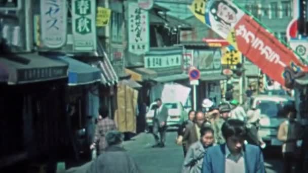 Gente comprando en mercados japoneses al aire libre y calles de la ciudad — Vídeo de stock