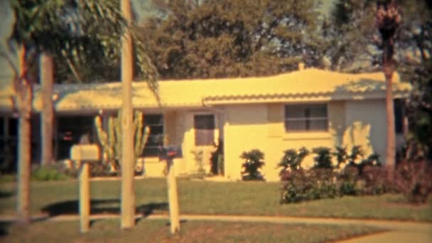 Modest Arizona casa con cactus in cortile — Video Stock