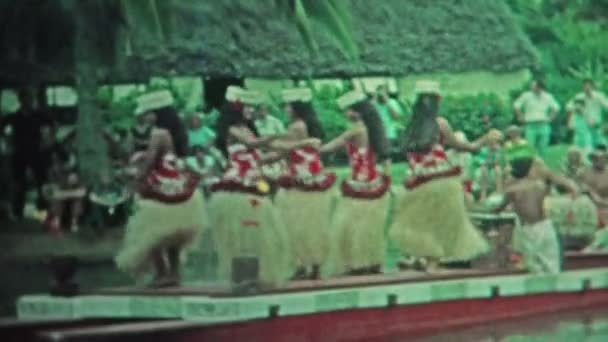 Vrouwen op boot dansen hula — Stockvideo