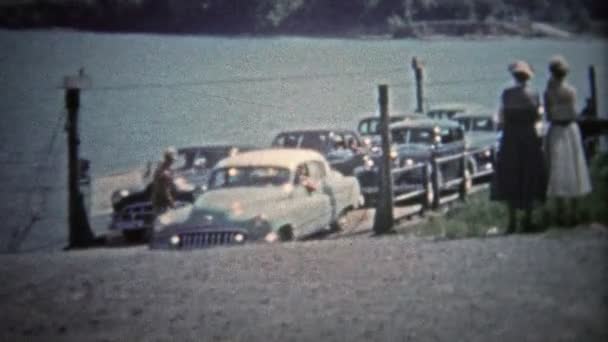 Ferry de coches en la costa del río — Vídeo de stock