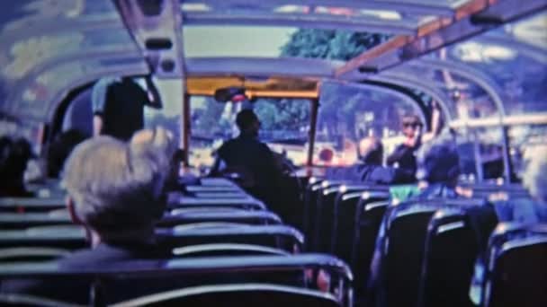 Double Decker Tour Bus nézet egy népszerű attrakció látni a várost — Stock videók