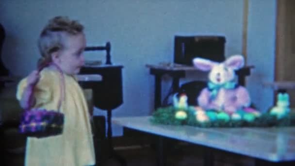 Velikonoční koš čeká roztomilý dívka dítě — Stock video