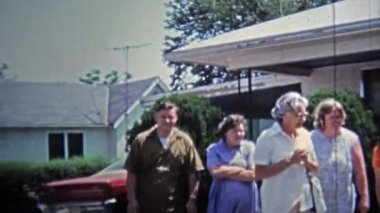 Sonra oğlu ile haberci çocuk annesi yüzüne yumruk atıyor