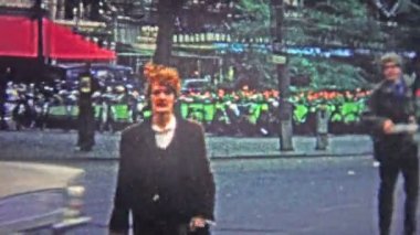 Bir taksi çevirmeye meşgul karşıya millet