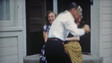 korkutuyor ve kadınlarla gülen adam