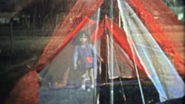Girl testing ut hennes camping tält för flickan scouternas resa — Stockvideo