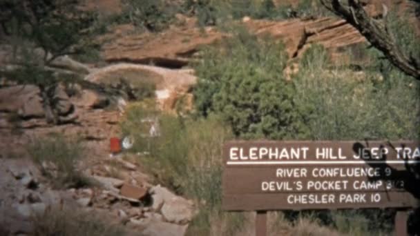 Джип сходження пагорбів на слона Хілл позашляхових трек — стокове відео
