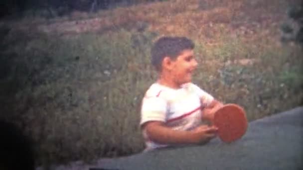 Un niño prueba el tenis de mesa — Vídeo de stock