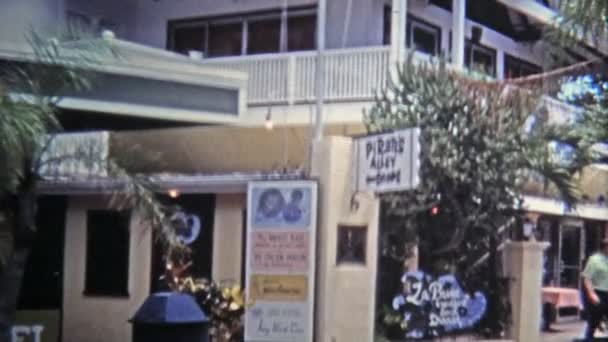 Pirate 's Alley Shop and Southern-most point in the USA with conch shell dealers — стоковое видео