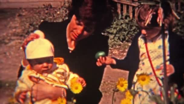Mère avec enfants dans le jardin — Video