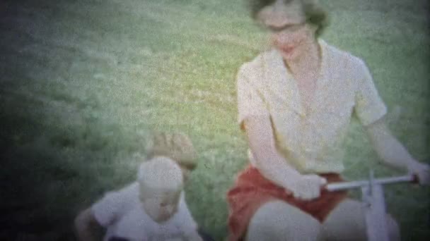 Máma na sekačku na trávu s dětmi — Stock video
