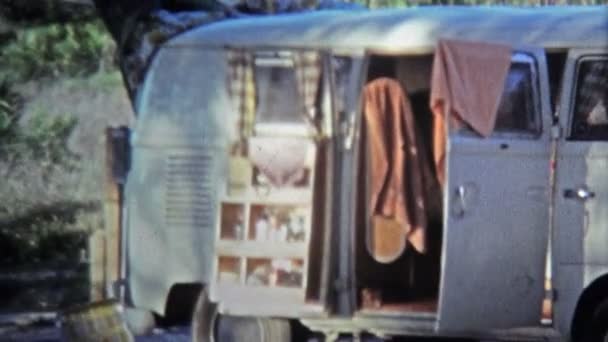 Hippie camping autobús en la playa con dirección de buzón — Vídeo de stock