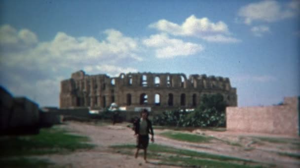 Niños jugando romana como Coliseo fondo — Vídeos de Stock