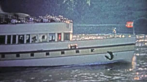 Barco turístico en el río — Vídeos de Stock