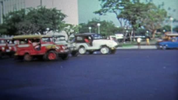 Classique Jeepney conduite passé carrefour urbain occupé — Video
