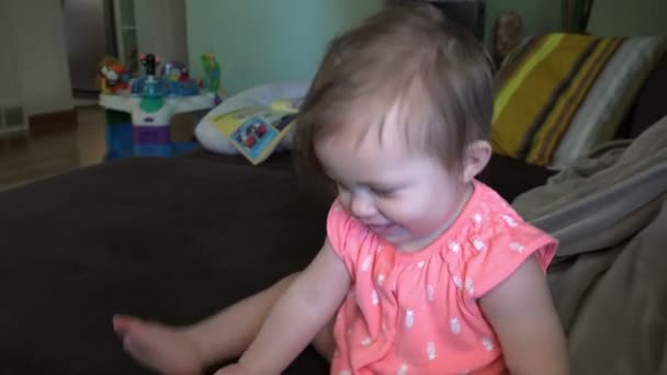 Sorrindo bebê segurando garrafa — Vídeo de Stock