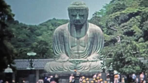 รูปปั้นพระพุทธรูป Siddharta Gautama ฉลาดในการเยี่ยมชมนักท่องเที่ยวเอเชีย — วีดีโอสต็อก