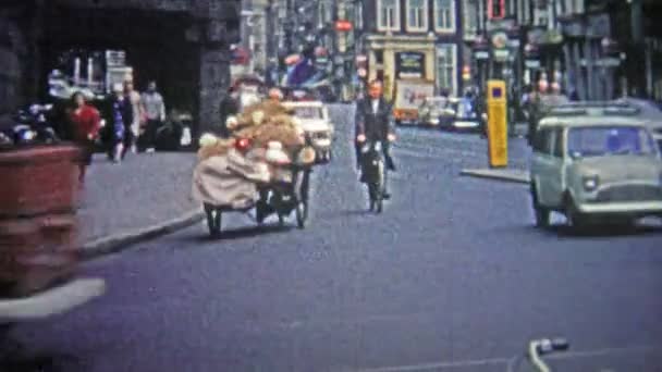 Homem de bicicleta uma grande quantidade de toda a cidade — Vídeo de Stock