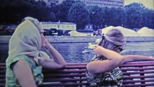 让神秘女性通过埃菲尔铁塔的放松河之旅 — 图库视频影像