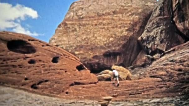 Senderismo remoto resulta gratificante con características geológicas casi alienígenas — Vídeo de stock