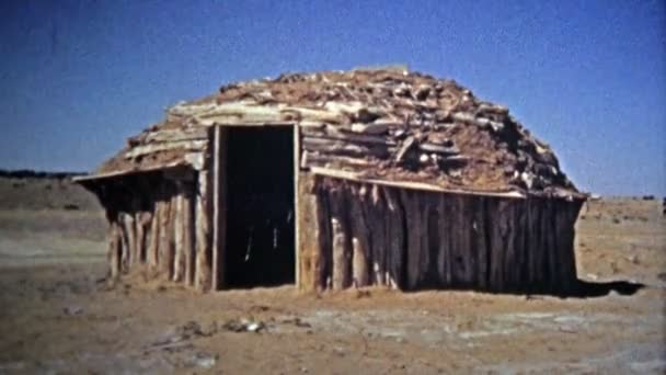 Navajo původní americký Jihojihozápadní oblý plášť a lidé prodávající šperky — Stock video