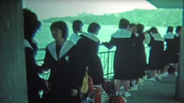 Escola japonesa meninas viagem de campo em um barco — Vídeo de Stock