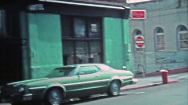 Hoofdstraat van de stad met vijf cent bier bij lokale bar — Stockvideo