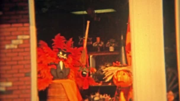 Decoraciones de Halloween dentro de la ventana escaparate — Vídeos de Stock