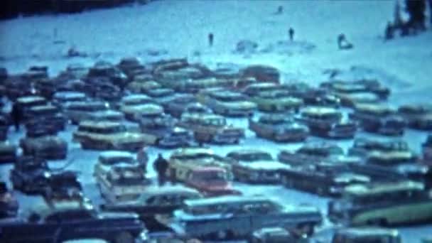Station de ski avec parking voitures — Video