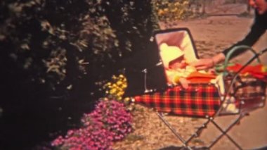 Anne ve Bebek arabasındaki şık kareli bebek