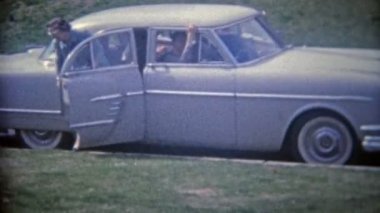 lüks araba partiye gelen aile