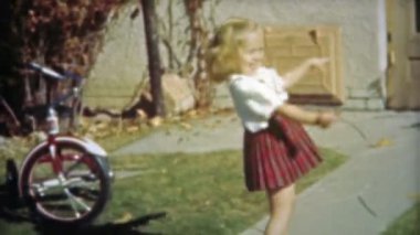 Küçük kız balo salonu dans tekme ile taklit eder.