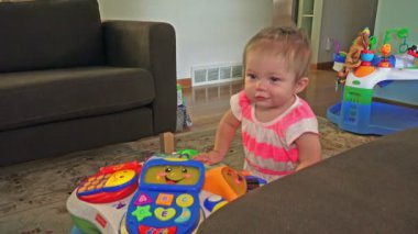 Bebek oyuncakla oynamak