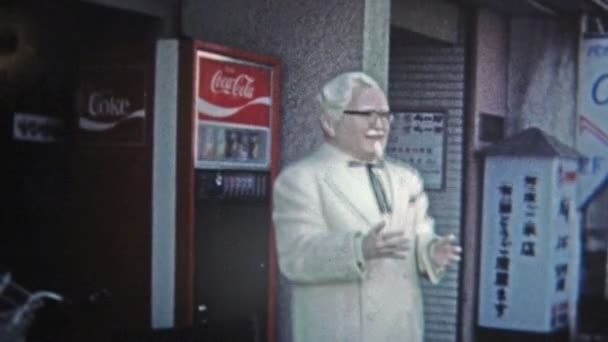 Kentucky Pui prăjit cu statuie de mărimea vieții colonelului Sanders — Videoclip de stoc