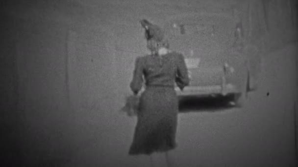 Mujer caminando hacia el coche — Vídeo de stock