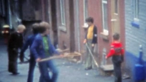 Enfants jouant au street ball avec des filets de crosse — Video