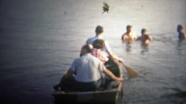 家族スイミング、テネシー川のボート — ストック動画