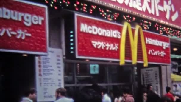 McDonalds hamburger yang dijual di salah satu waralaba asing pertama — Stok Video