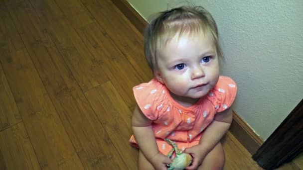Baby girl sitting on floor — Stock Video