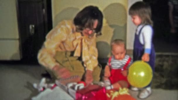 Mamá abre el coche de carreras del niño Regalo de Navidad — Vídeo de stock